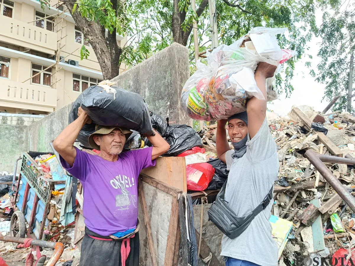 Maat (kanan), sudah 24 tahun berjuang menjadi petugas kebersihan di Kelurahan Pejuang, Kecamatan Medan Satria, Kota Bekasi. Di awal, ia mengaku hanya mendapatkan bayaran sebesar Rp150 ribu per bulan. (Sumber: Poskota/Nurpini Aulia Rapika)
