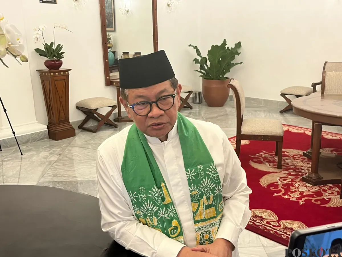Gubernur Jakarta, Pramono Anung, saat doorstop bersama awak media di Balai Kota, Jumat, 8 Agustus 2025. Ia menyebut pendaftaran petugas Damkar dilakukan daring selama tiga hari, dimulai 12-14 Agustus 2025 mendatang (Sumber: Poskota/M. Tegar Jihad)