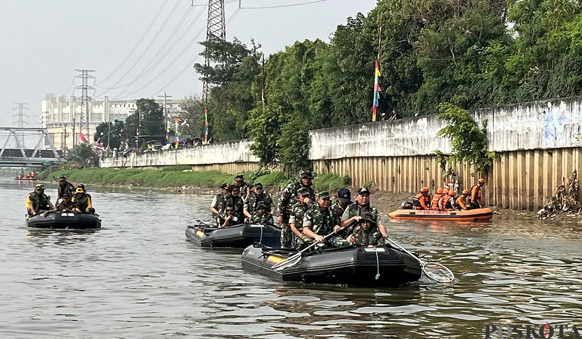 Jajaran Kodam Jaya bersama Pemkot Jakarta Barat, menyusuri Sungai Ciliwung di kawasan Tambora, Jakarta Barat, Sabtu, 9 Agustus 2025. (Sumber: POSKOTA | Foto: Pandi Ramedhan)