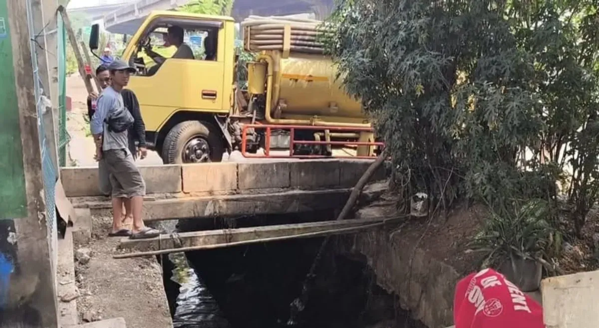 Truk diduga buang limbah ke saluran air di kawasan DI Panjaitan, Jatinegara, Jakarta Timur, Sabtu, 9 Agustus 2025. (Sumber: Instagram @warungjurnalis)