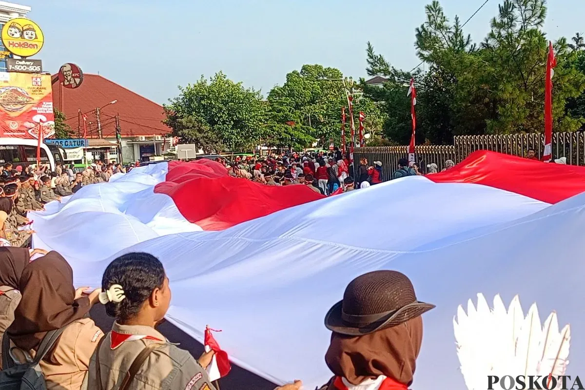 Kirab bendera merah putih sepanjang 500 meter terbentang di Kota Bogor, Minggu, 10 Agustus 2025. (Sumber: Poskota/Giffar Rivana)