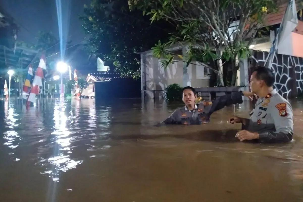 Kondisi Perumahan Sawangan Asri, RT 04/RW 09 Kelurahan Sawangan Baru, Kecamatan Sawangan, Kota Depok, tergenang banjir, Sabtu, 9 Agustus 2025. (Sumber: Dok. Polsek Bojongsari)