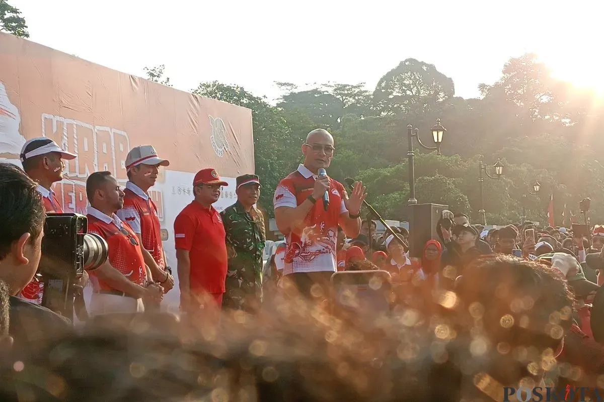 Staff Khusus Menteri Pertahanan bidang Komunikasi Sosial dan Publik, Deddy Corbuzier dalam acara kirab bendera merah putih di Kota Bogor, Minggu, 10 Agustus 2025. (Sumber: Poskota/Giffar Rivana)
