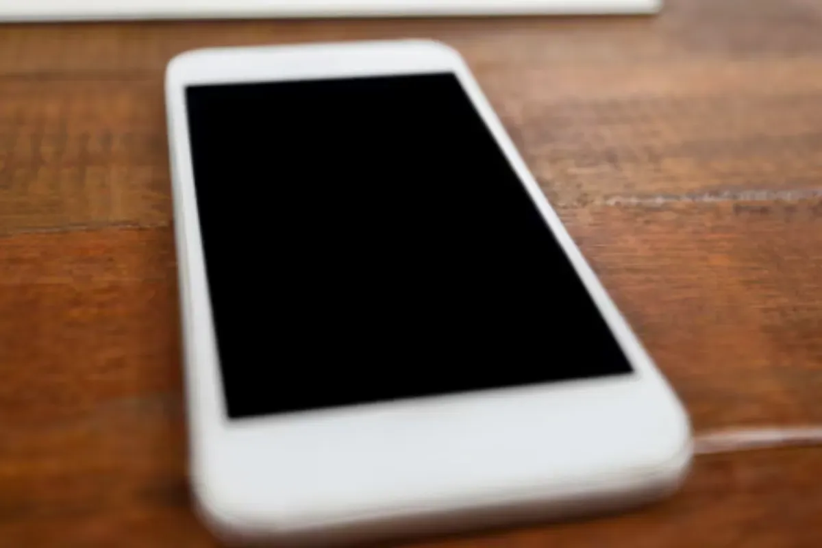 Ilustrasi smartphone blank layar. (Sumber: Freepik/ awesomecontent)