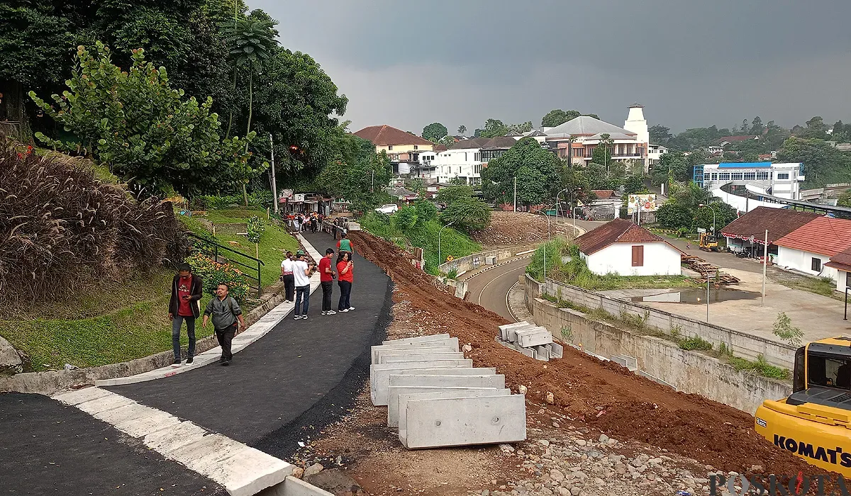 Kondisi jalan khusus motor di Batutulis pada Minggu, 10 Agustus 2025, yang masih dalam tahap pembangunan pasca longsor yang terjadi pada Maret 2025. (Sumber: POSKOTA | Foto: Giffar Rivana)
