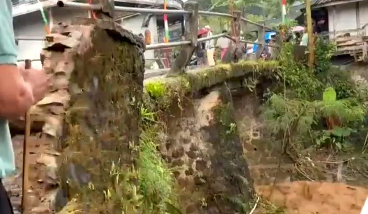 Kondisi jembatan penghubung antardesa di Kecamatan Sobang, Kabupaten Lebak, nyaris putus diterjang luapan air sungai Ciberang. (Sumber: Dok Warga)