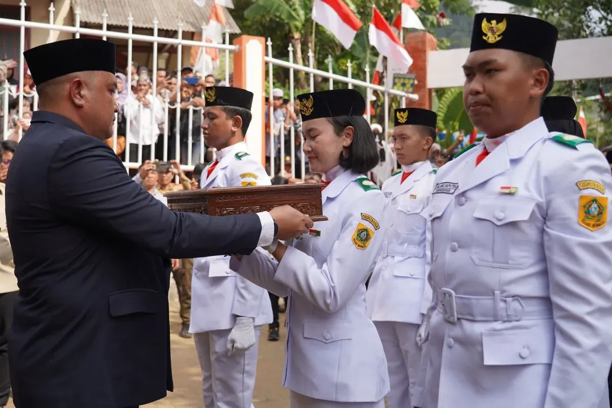 Bupati Bogor, Rudy Susmanto menjemput bendera pusaka merah putih di Desa Malasari, Kecamatan Nanggung, Sabtu, 9 Agustus 2025. (Sumber: Dok. Pemkab Bogor)