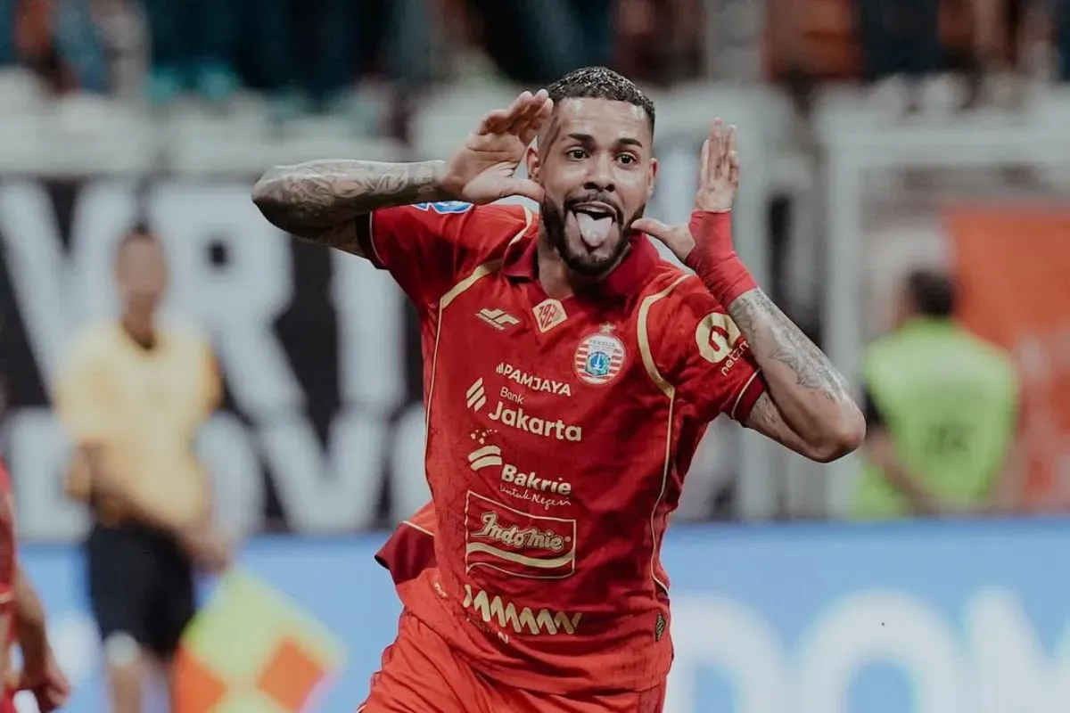 Selebrasi Maxwell Souza usai cetak gol debutnya bersama Persija. (Sumber: Instagram/@persija)