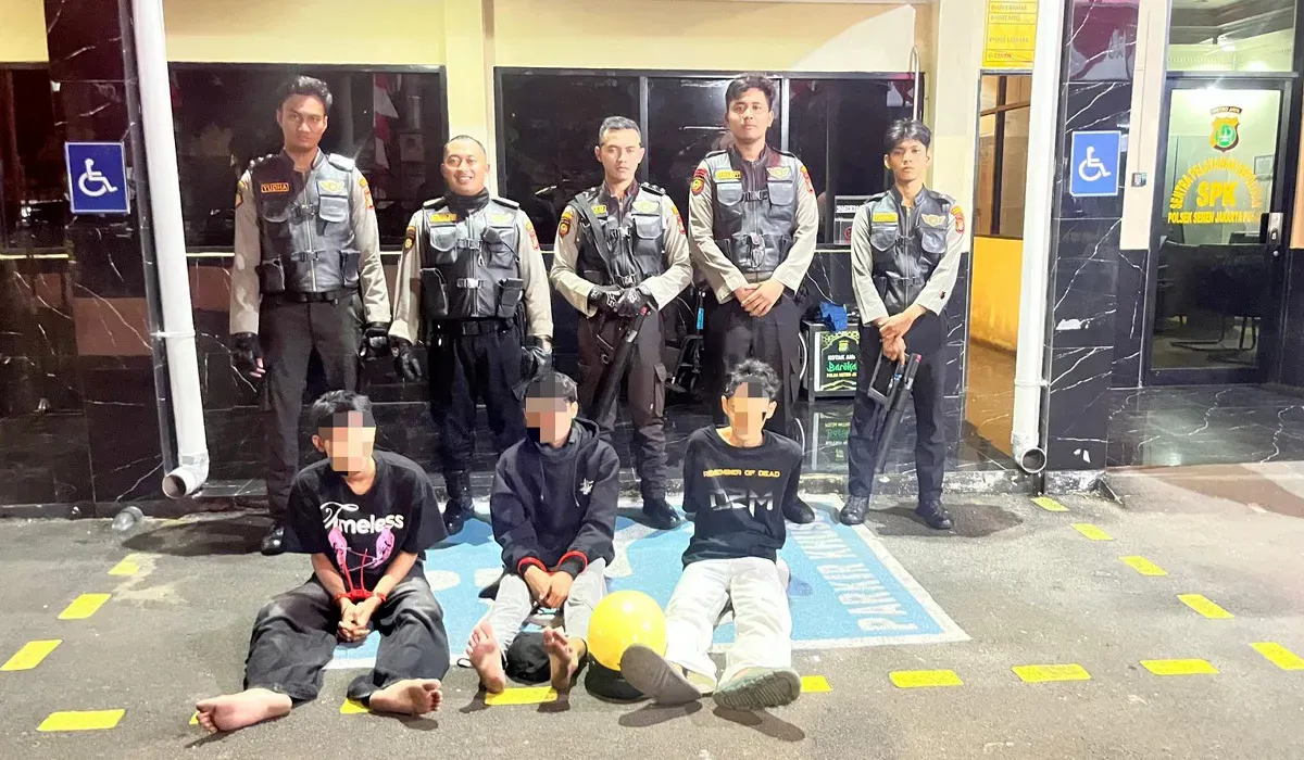Anggota Polres Metro Jakarta Pusat mengamankan sejumlah pemuda yang diduga hendak melakukan tawuran di Jalan Kramat Sentiong, Senen, Jakarta Pusat, Minggu dini hari, 10 Agustus 2025. (Sumber: Dok Polres Jakarta Pusat)