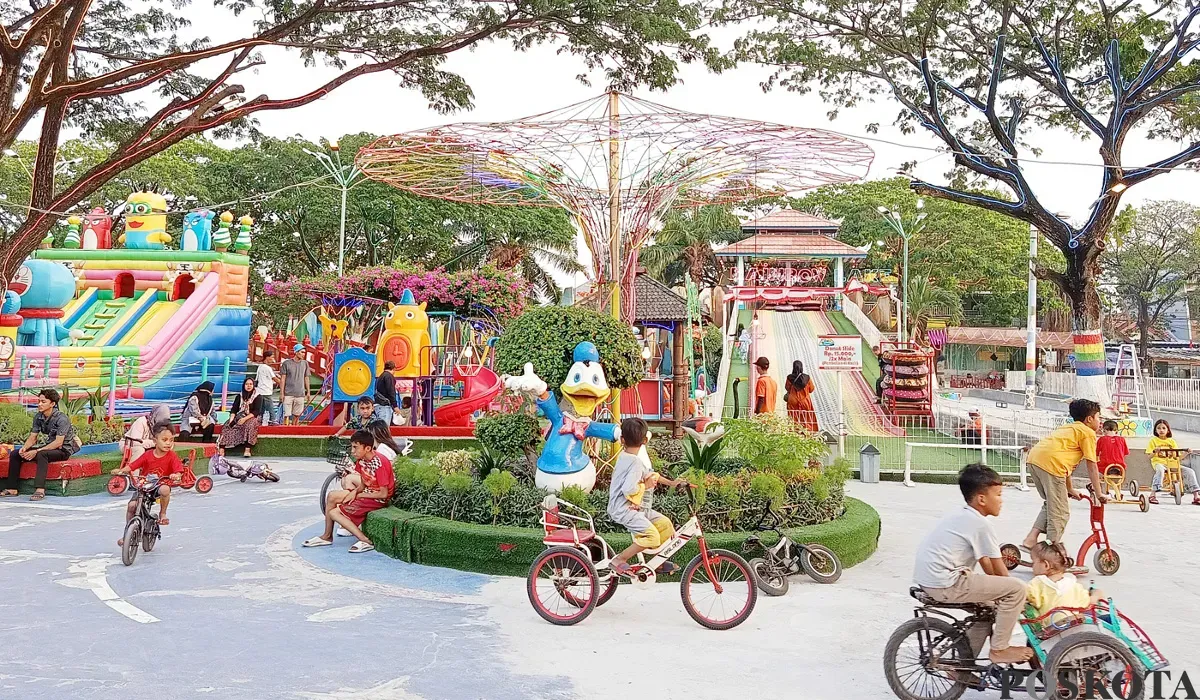 Sejumlah anak bermain di wahana Rainbow Lake Marakash, Babelan, Bekasi, Minggu, 10 Agustus 2025. (Sumber: POSKOTA | Foto: Nurpini Aulia Rapika)