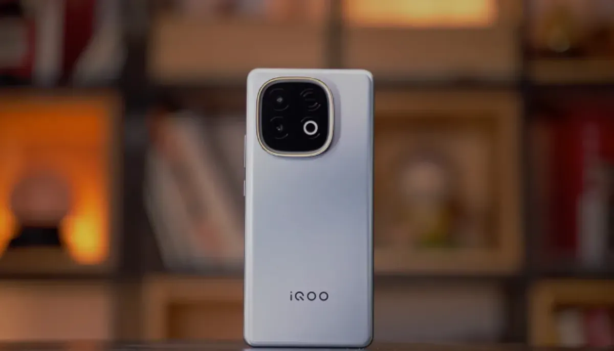 Spesifikasi flagship harga terjangkau! iQOO Z10 Turbo Plus menawarkan layar 144Hz, Dimensity 9400+, dan baterai besar 8.000mAh mulai Rp4,9 juta. Ponsel gaming terbaik 2025 (Sumber: YouTube/WHYLAB)