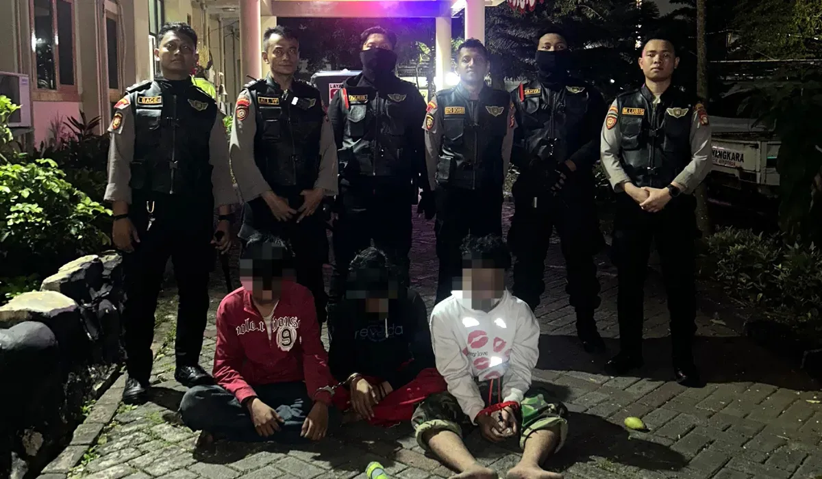 Petugas kepolisian kembali menangkap sejumlah pemuda yang diduga akan melakukan aksi tawuran di Jalan Letjend Suprapto, Kemayoran, Jakarta Pusat. (Sumber: Dok Polres Jakarta Pusat)