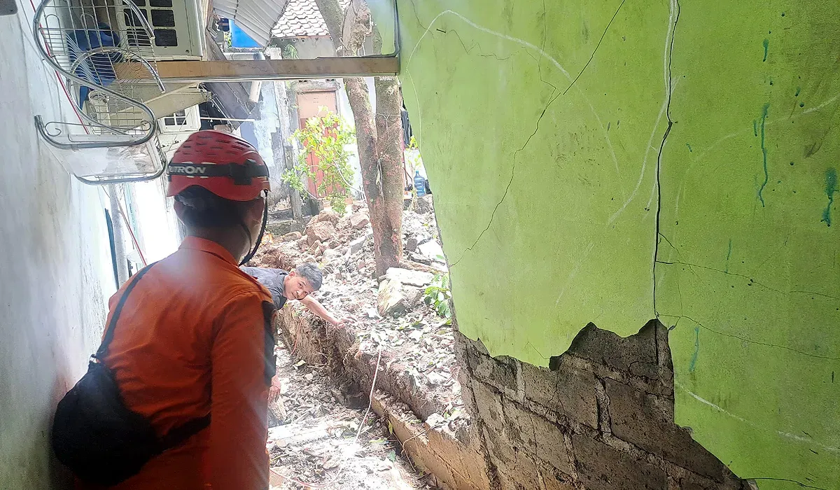 Petugas BPBD Kota Bogor mengecek lokasi tembok sekolah SMK Nusa Widya Mandiri di Kampung Sumurwangi, Kelurahan Kayumanis, Kecamatan Tanah Sareal, Kota Bogor. (Sumber: Dok BPBD Kota Bogor)