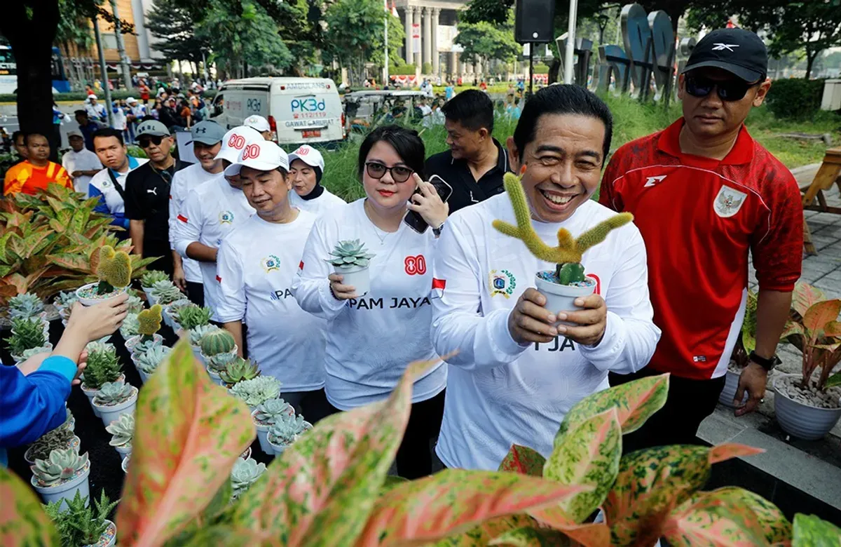Ketua DPRD Jakarta Khoirudin memeriahkan suasana jalan pagi. Rute Jalan Sehat dimulai dari kantor DPRD DKI dan berakhir di Skinny Dip-Chilax Sudirman, Jakarta Pusat. (Sumber: Dok. Sekretariat DPRD Jakarta)