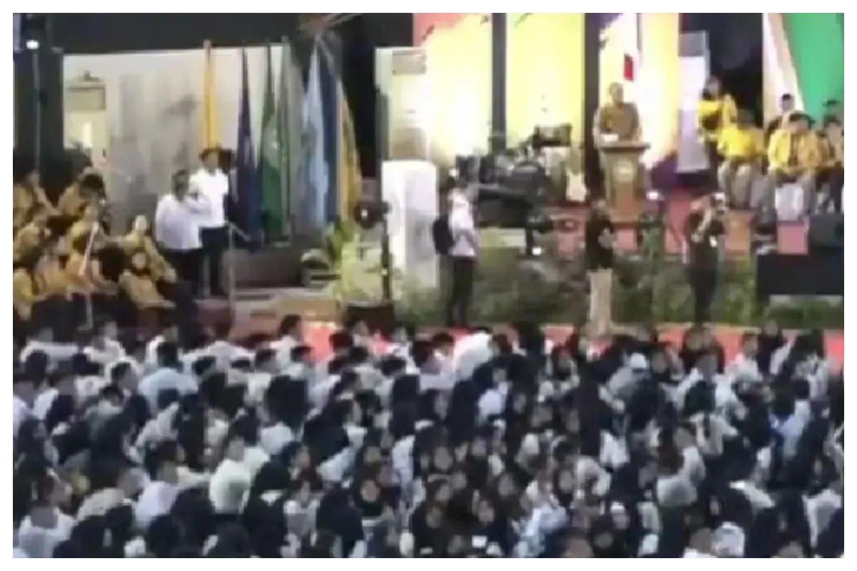 Tangkapan layar mahasiswa PKKMB Unmul melakukan aksi Gratispol. (Sumber: YouTube/UNMUL TV)