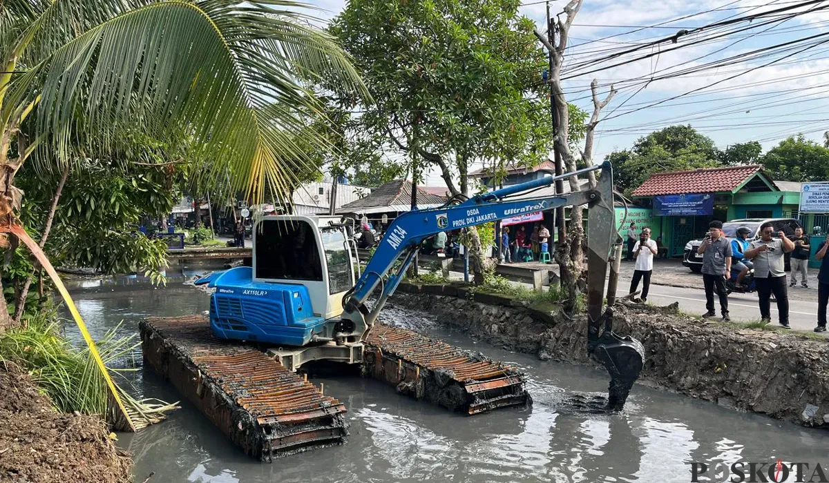 Alat berat saat mengeruk material dari dalam sungai di Kali Irigasi Bekasi Tengah, Cakung, Jakarta Timur. (Sumber: POSKOTA | Foto: M Tegar Jihad)