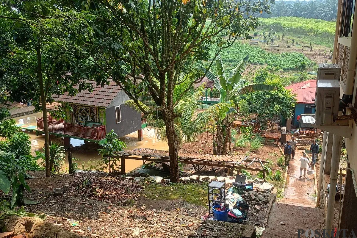 Kondisi Rumah Qur'an Umar bin Khattab, Kampung Bogor Hilir, Kelurahan Bojong, Kecamatan Kemang, Kabupaten Bogor, seusai diterjang banjir, Senin, 11 Agustus 2025. (Sumber: Poskota/Giffar Rivana)