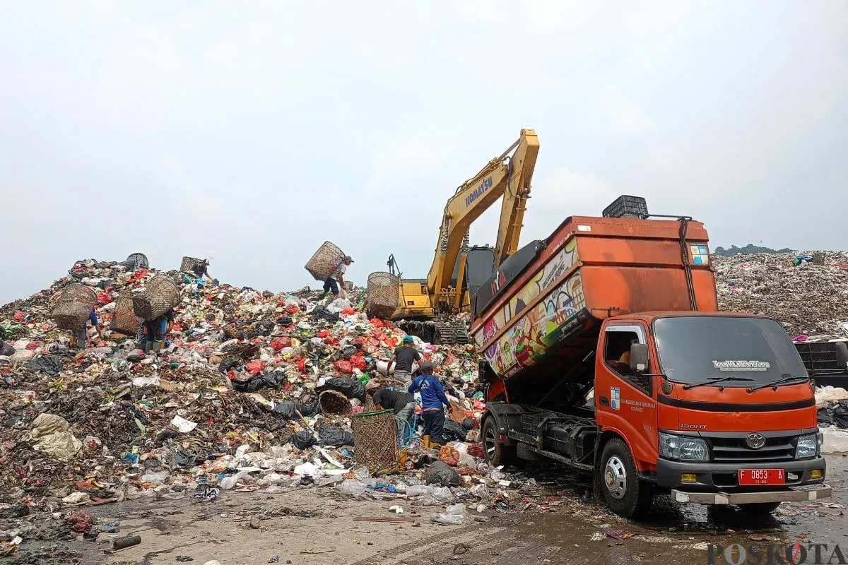 Operator alat berat tewas di tertumbun longsor di TPAS Galuga, Kecamatan Cibungbulang, Kabupaten Bogor, Senin, 11 Agustus 2025. (Sumber: Poskota/Giffar Rivana)