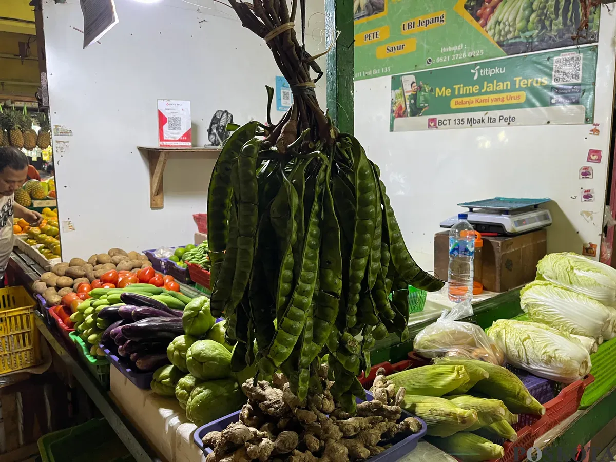 Harga petai di Pasar Tradisional Tomang Barat, Grogol Petamburan, Jakarta Barat, melonjak naik sejak satu minggu terakhir. (Sumber: Poskota/Pandi Ramedhan)