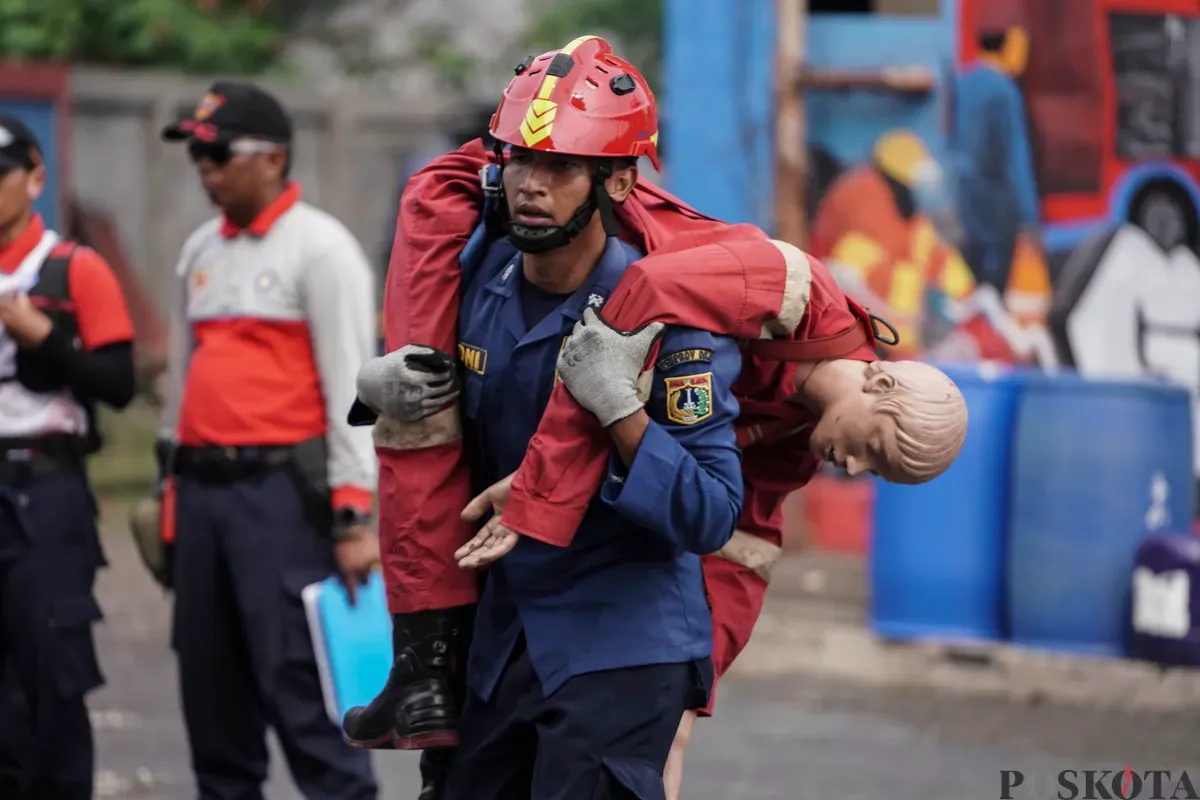 Sejumlah petugas pemadam kebakaran mengikuti kompetisi Jakarta Fire Fighter Challenge (JFFC) 2025 di Pusdiklat Gulkarmat, Ciracas, Jakarta, Senin, 11 Agustus 2025. (Sumber: Poskota/Bilal Nugraha Ginanjar)