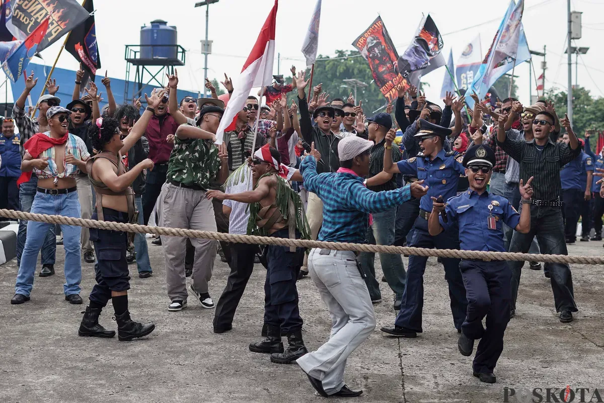 Sejumlah petugas pemadam kebakaran mengikuti kompetisi Jakarta Fire Fighter Challenge (JFFC) 2025 di Pusdiklat Gulkarmat, Ciracas, Jakarta, Senin, 11 Agustus 2025. (Sumber: Poskota/Bilal Nugraha Ginanjar)