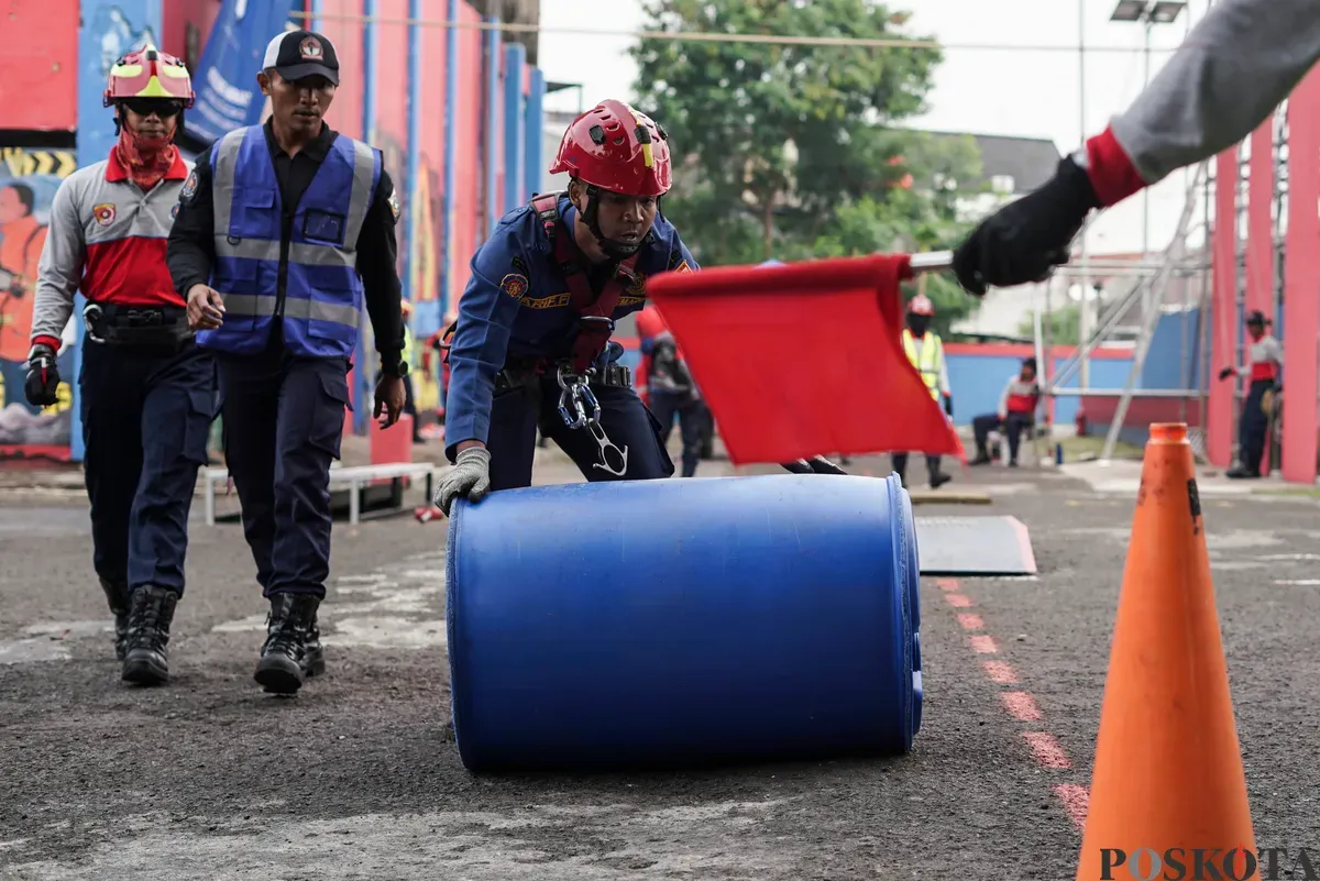 Sejumlah petugas pemadam kebakaran mengikuti kompetisi Jakarta Fire Fighter Challenge (JFFC) 2025 di Pusdiklat Gulkarmat, Ciracas, Jakarta, Senin, 11 Agustus 2025. (Sumber: Poskota/Bilal Nugraha Ginanjar)