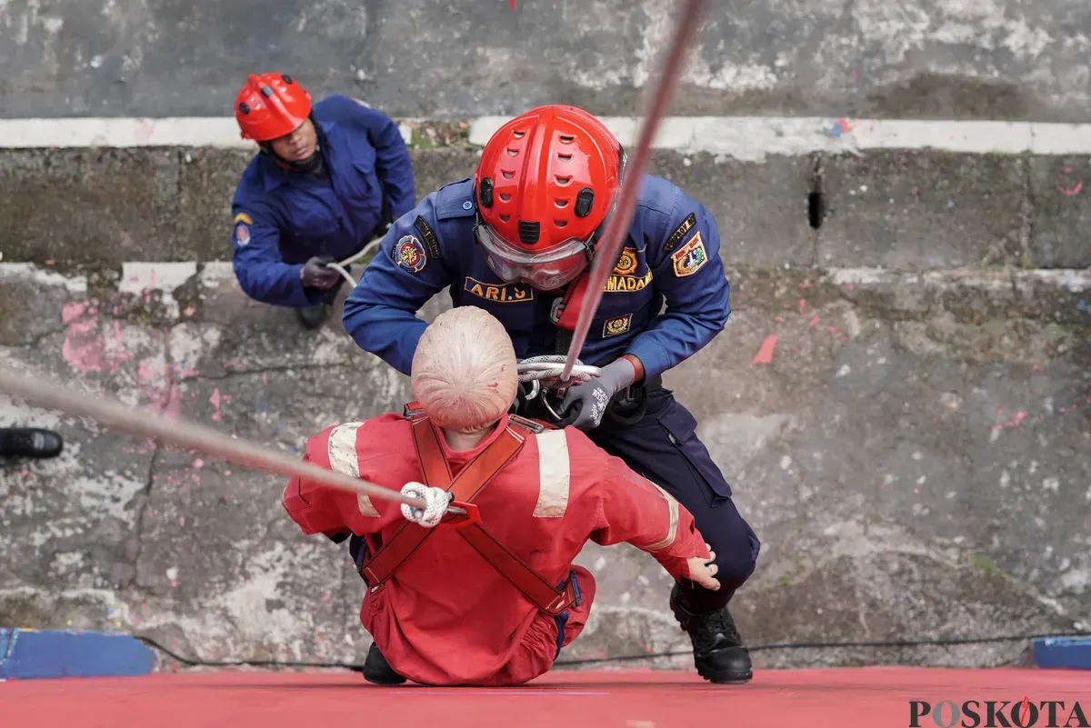 Sejumlah petugas pemadam kebakaran mengikuti kompetisi Jakarta Fire Fighter Challenge (JFFC) 2025 di Pusdiklat Gulkarmat, Ciracas, Jakarta, Senin, 11 Agustus 2025. (Sumber: Poskota/Bilal Nugraha Ginanjar)