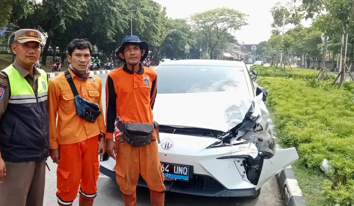 Penampakan mobil listrik yang menabrak dua petugas PPSU di Jalan Tanjung Barat arah Depok, pada Senin, 11 Agustus 2025. (Sumber: Dok Kelurahan Pejaten Timur)