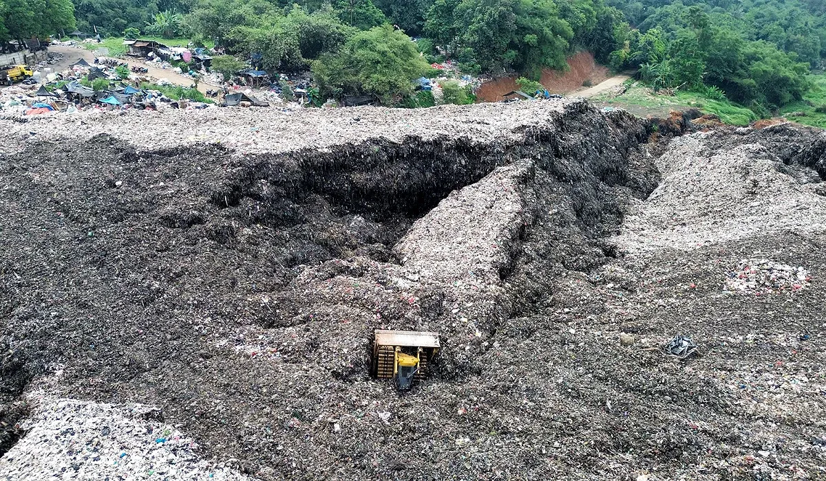 Kondisi TPAS Galuga pascalongsor tumpukan sampah yang menewaskan seorang operator alat berat pada Senin, 11 Agustus 2025. (Sumber: Istimewa)