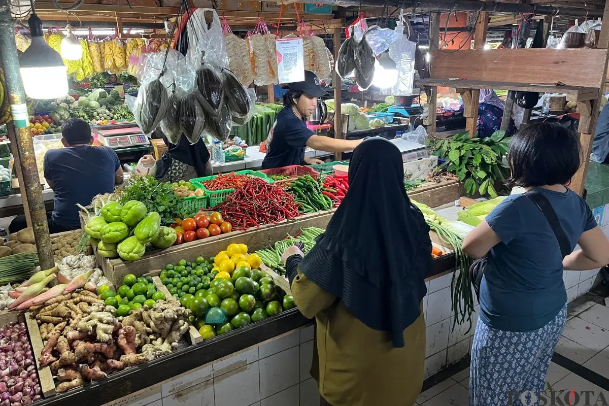 Pedagang sayur mayur di Pasar Jaya Tomang Barat, Tanjung Duren Selatan, Grogol Petamburan, Jakarta Barat, Senin, 11 Agustus 2025. (Sumber: Poskota/Pandi Ramedhan)