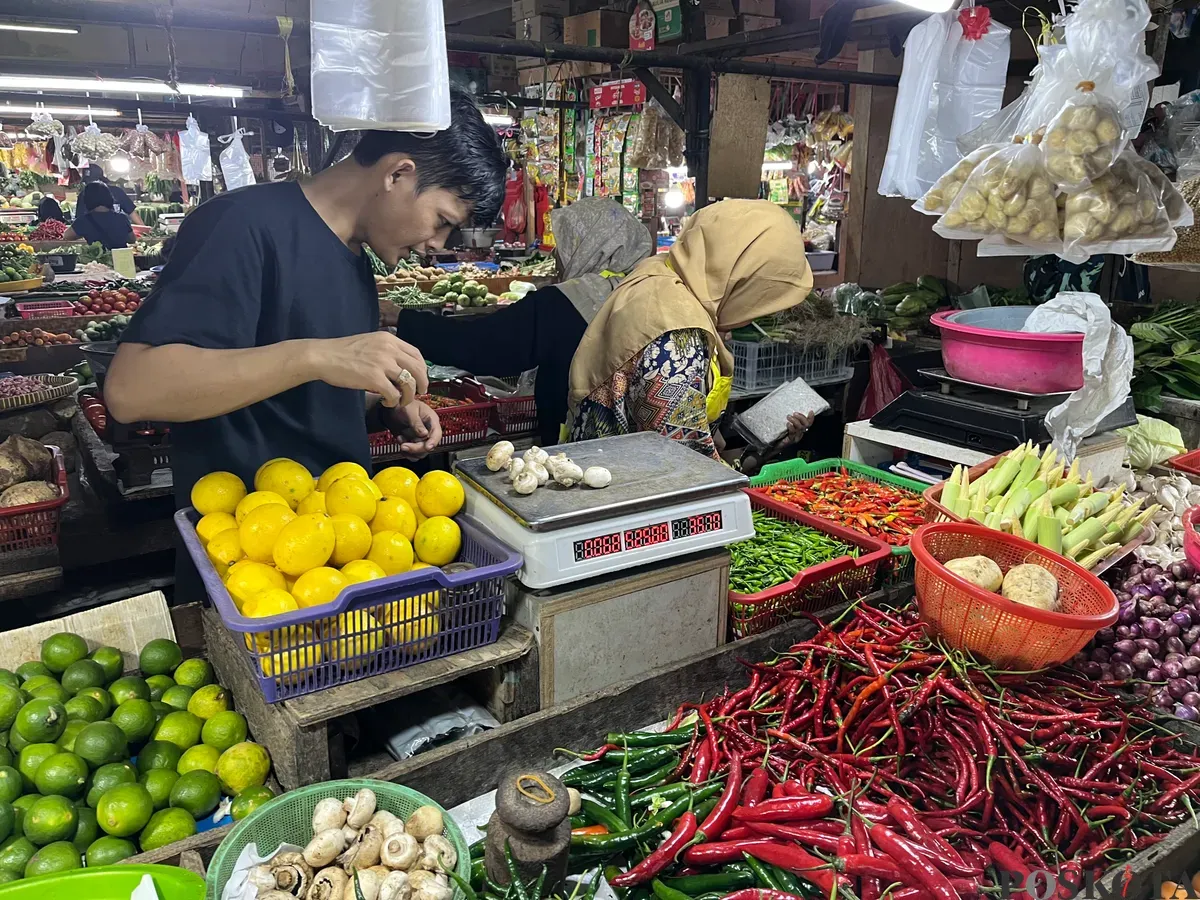 Pedagang sayur mayur di Pasar Tomang Barat, Grogol Petamburan, Jakarta Barat, Senin, 11 Agustus 2025. (Sumber: POSKOTA | Foto: Pandi Ramedhan)
