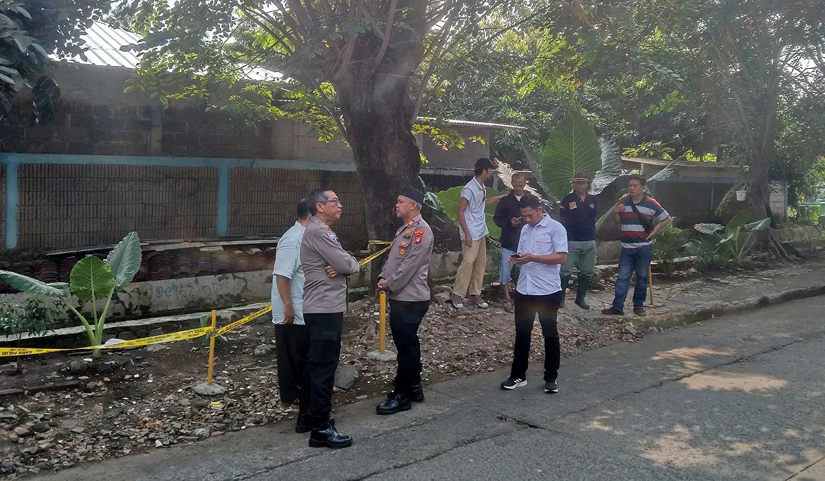 Kapolsek Bekasi Barat, AKP Wahyudi, bersama jajarannya dan warga sekitar mendatangi TKP penemuan jasad bayi perempuan di Harapan Baru Regency, RT 08/RW 14, Kota Baru, Bekasi Barat, Senin, 11 Agustus 2025. (Sumber: Istimewa)
