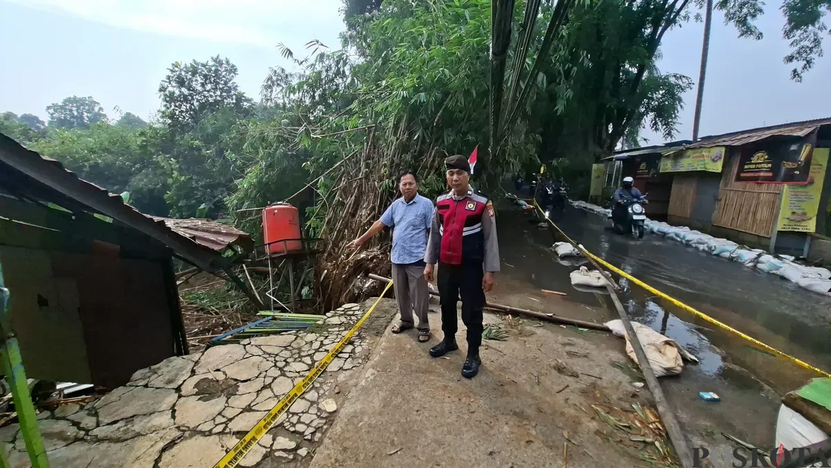 Petugas Patroli Polsek Tajurhalang bersama Kades Tonjong beserta staf melakukam sidak ke lokasi rumah mantan Ketua RW yang amblas akibat luapan air Setu Tonjong, Bogor, Senin, 11 Agustus 2025. (Sumber: Poskota/Angga Pahlevi)