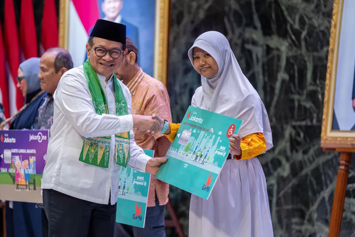 Gubernur Jakarta Pramono Anung lewat bank Jakarta Distribusikan Bansos Pemenuhan Kebutuhan Dasar (PKD) kepada total 56.351 orang penerima baru di 5 wilayah DKI Jakarta dan kepulauan seribu. (Sumber: Dok. Bank Jakarta)