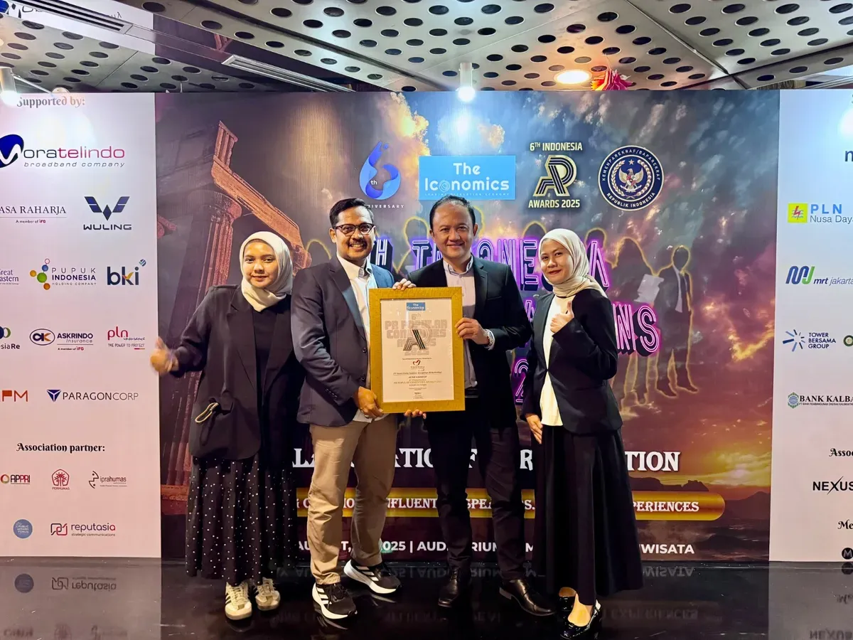 Direktur Utama TelkoMedika Dicky Anfiadi (kedua dari kanan) beserta jajaran saat acara 6th Indonesia Public Relations Summit 2025 di Auditorium Kementerian Pariwisata, Jakarta Pusat (Sumber: Dok. Telkom)