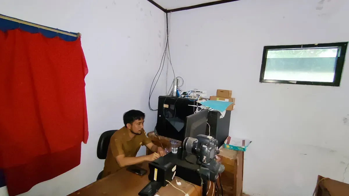 Petugas Disdukcapil Pandeglang saat memasang alat dan jaringan perekaman E-KTP di sejumlah kecamatan. (Sumber: Disdukcapil Pandeglang)