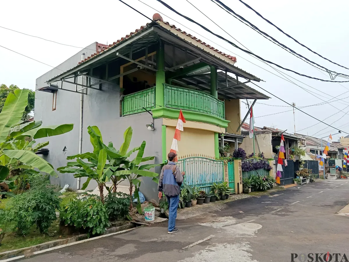 Suasana rumah berlantai dua di Perumahan Dukuh Zamrud, Kecamatan Mustikajaya, Kota Bekasi, yang menjadi tempat aktivitas keagamaan diduga menyimpang. (Sumber: POSKOTA | Foto: Nurpini Aulia Rapika)