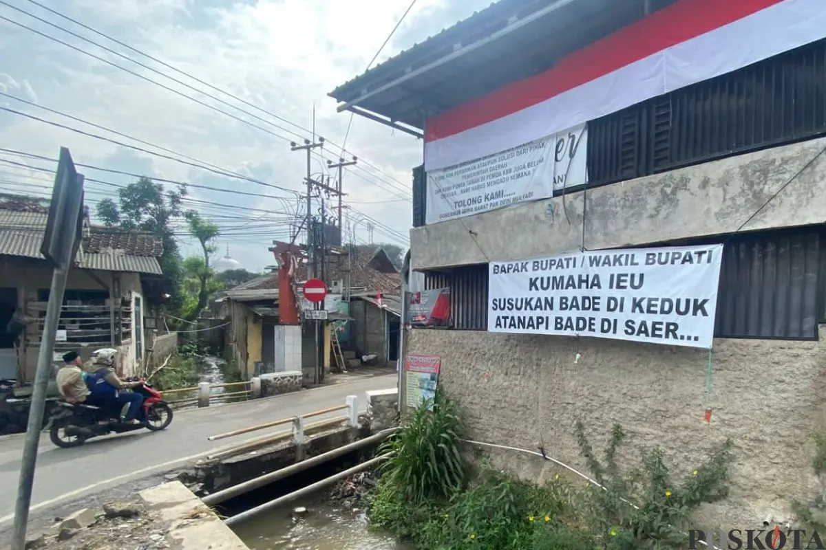 Spanduk proter warga di Kampung Lebaksari, Desa Mekarsari, Ngamprah, Kabupaten Bandung Barat, Selasa, 12 Agustus 2025. (Sumber: Poskota/Gatot Poedji Utomo)