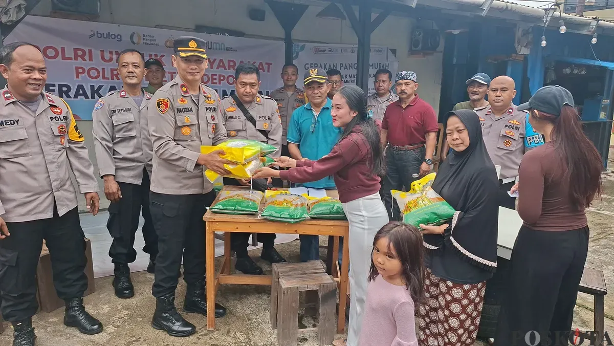 Kapolsek Bojongsari, Kompol Fauzan Thohari, memberikan beras murah kepada masyarakat yang membeli. Program Pangan Murah tersebut mendapat animo masyarakat cukup tinggi. (Sumber: POSKOTA | Foto: Angga Pahlevi)