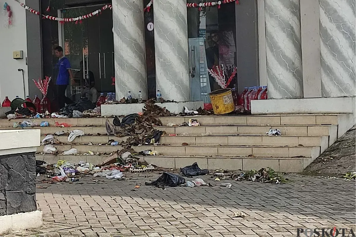 Sampah berserakan di depan Kantor Bupati Pandeglang seusai dilempari demonstran, Selasa, 12 Agustus 2025. (Sumber: Poskota/Samsul Fatoni)