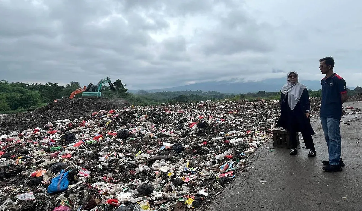 Bupati Pandeglang, Dewi Setiani, saat meninjau TPA Bangkonol di Desa Bangkonol, Kecamatan Koroncong. (Sumber: Dok Setda Pandeglang)