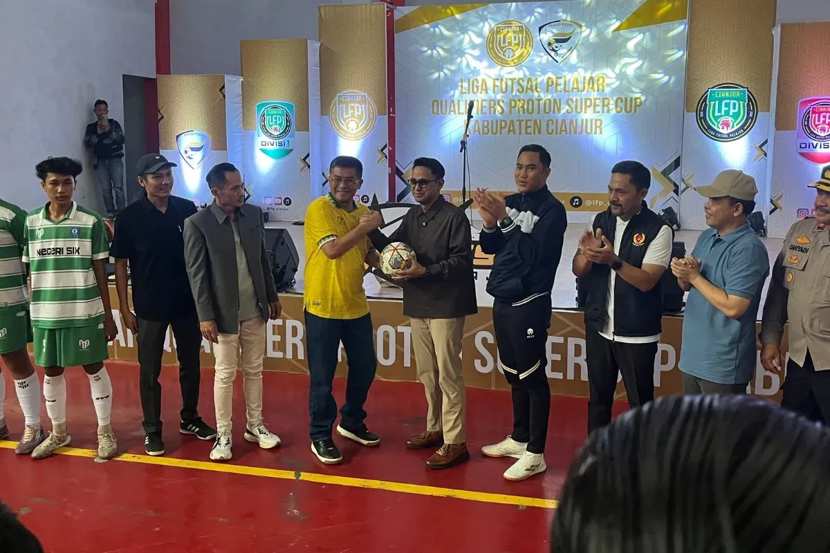 Ketua Asosiasi Futsal Kabupaten Cianjur, Abdul Karim, membuka Liga Futsal antar Pelajar Qualifier Proton Super Cup Kabupaten Cianjur di Gelanggang Generasi Muda di Jalan Ir. H Djuanda, Kabupaten Cianjur. (Sumber: Dok. Istimewa)