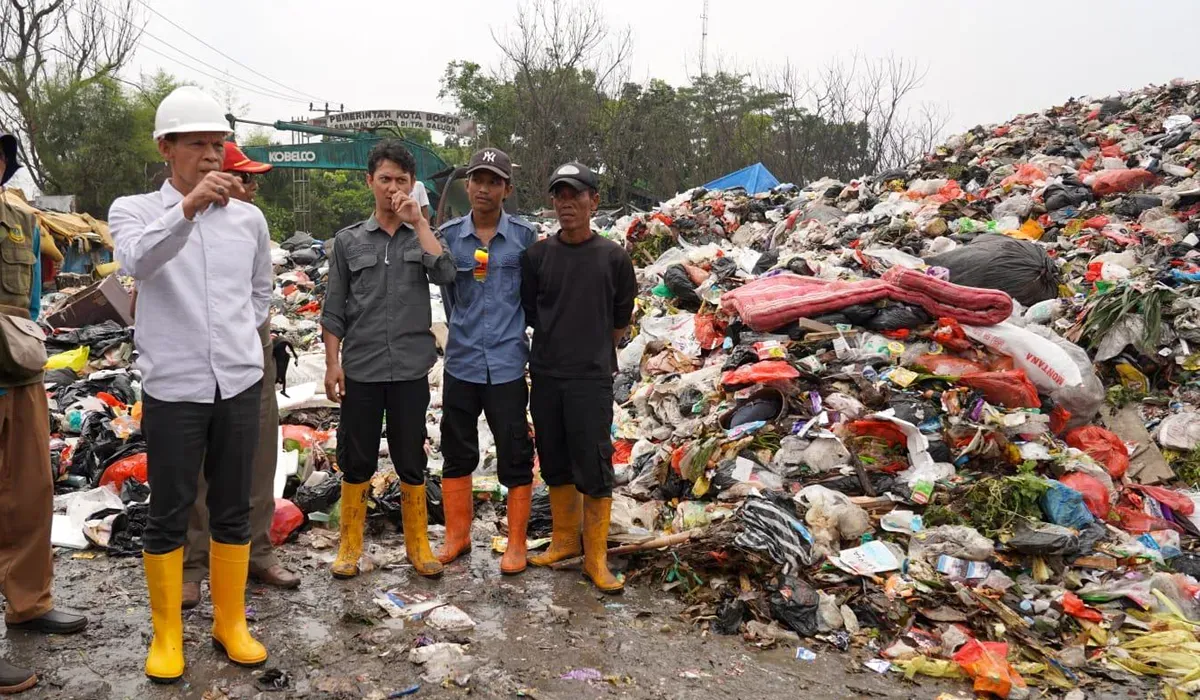 Wakil Bupati Bogor, Jaro Ade saat mengunjungi TPAS Galuga, Kecamatan Cibungbulang, Kabupaten Bogor. (Sumber: Dok Pemkab Bogor)