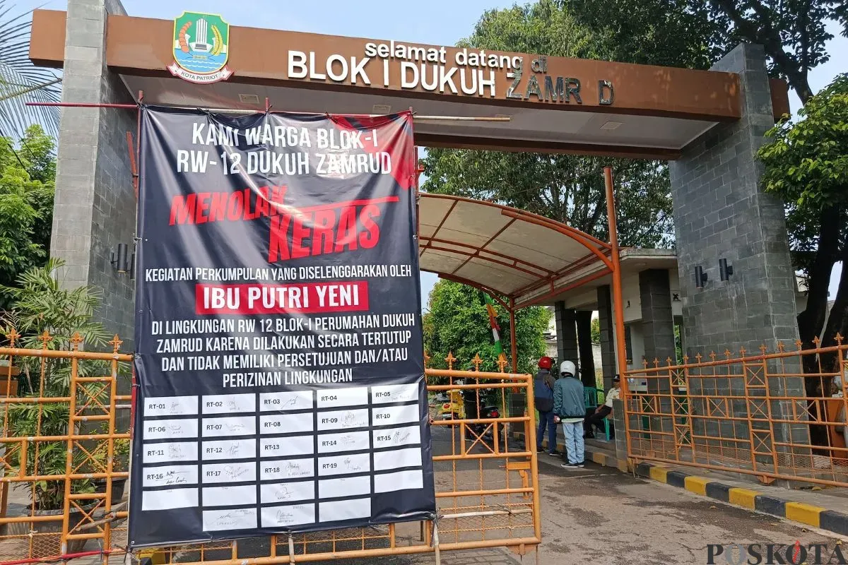 Spanduk penolakan kegiatan keagamaan di Perumahan Dukuh Zamrud, Kelurahan Cimuning, Kecamatan Mustikajaya, Kota Bekasi, Selasa, 12 Agustus 2025. (Sumber: Poskota/Nurpini Aulia Rapika)