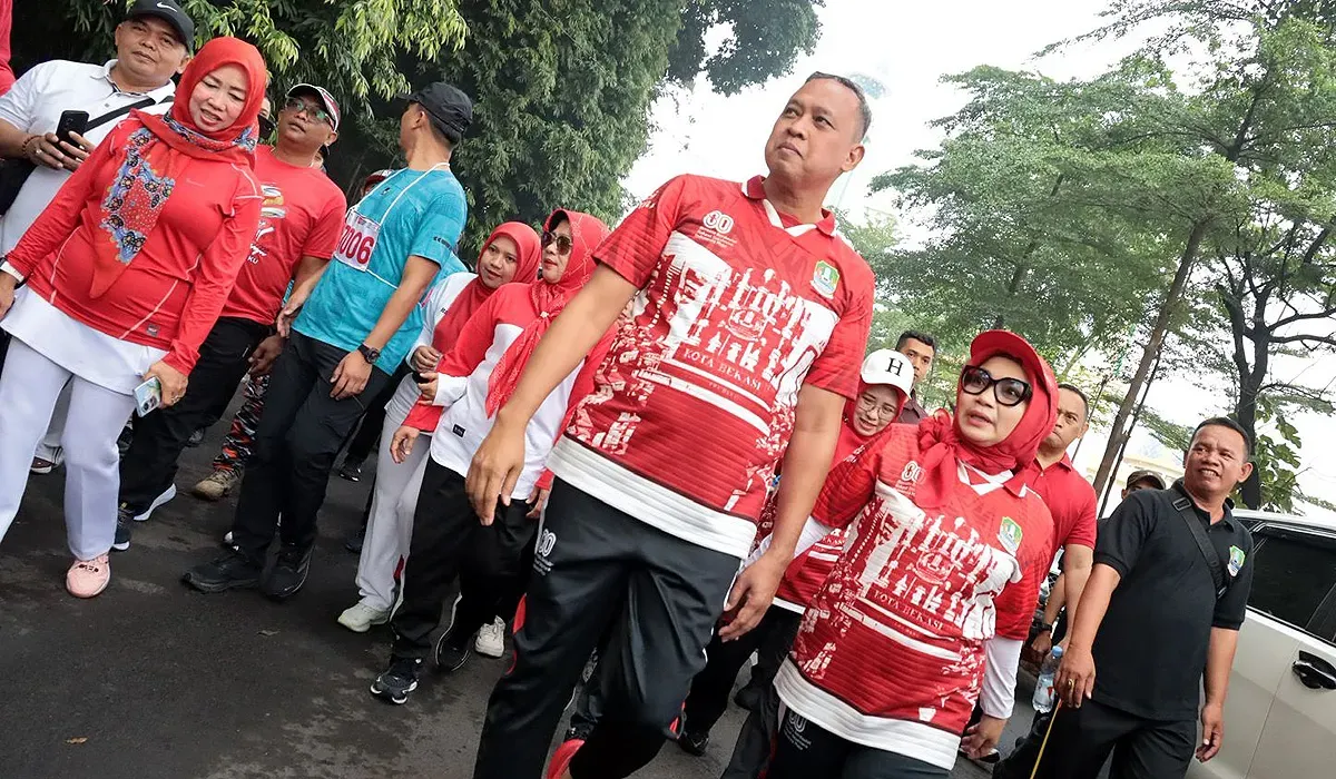 Wali Kota Bekasi, Tri Adhianto saat mengikuti kegiatan Napak Tilas Vol. 6 rangka memperingati HUT ke-80 Kemerdekaan RI, Selasa, 12 Agustus 2025. (Sumber: Humas Pemkot Bekasi)