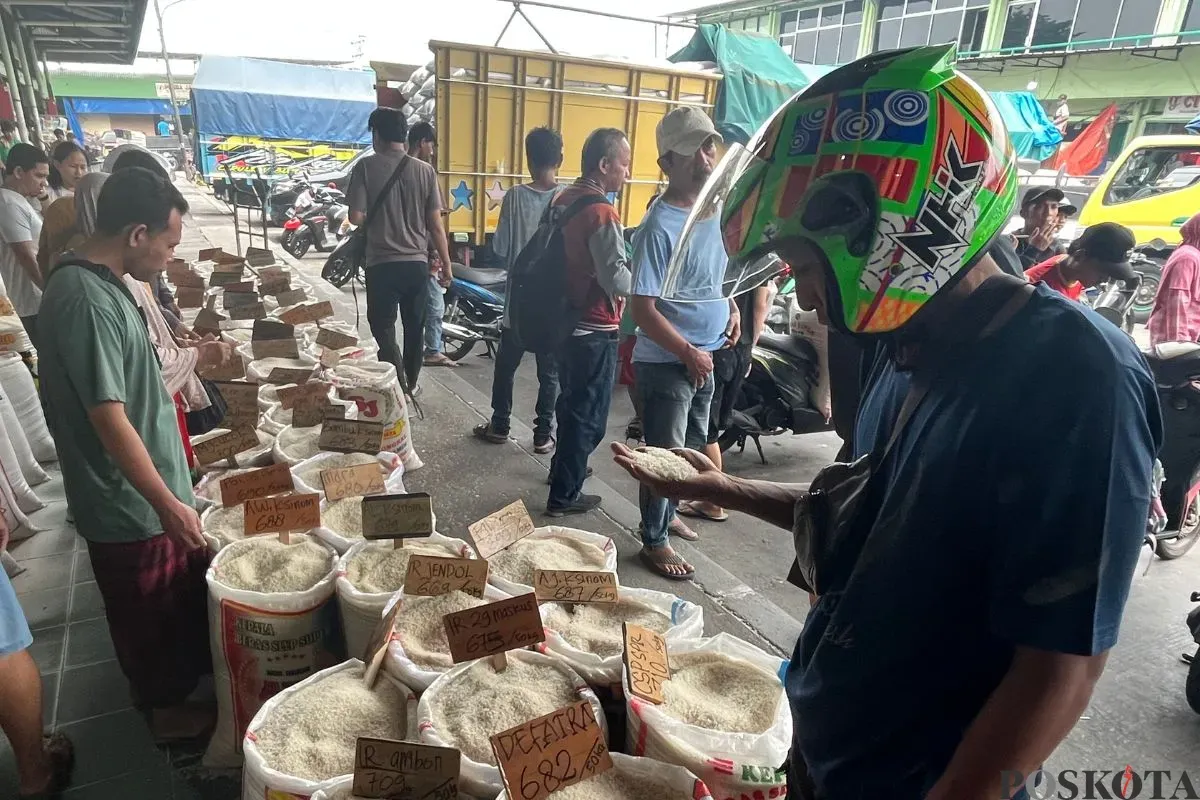Suasana di Pasar Induk Beras Cipinang, Jakarta Timur, Selasa, 12 Agustus 2025. (Sumber: Poskota/Pandi Ramedhan)