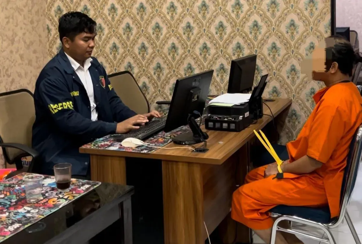 Tersangka IS alias Apih saat menjalani pemeriksaan di ruang Subdit Renakta Ditreskrimum Polda Banten. (Sumber: Polda Banten)