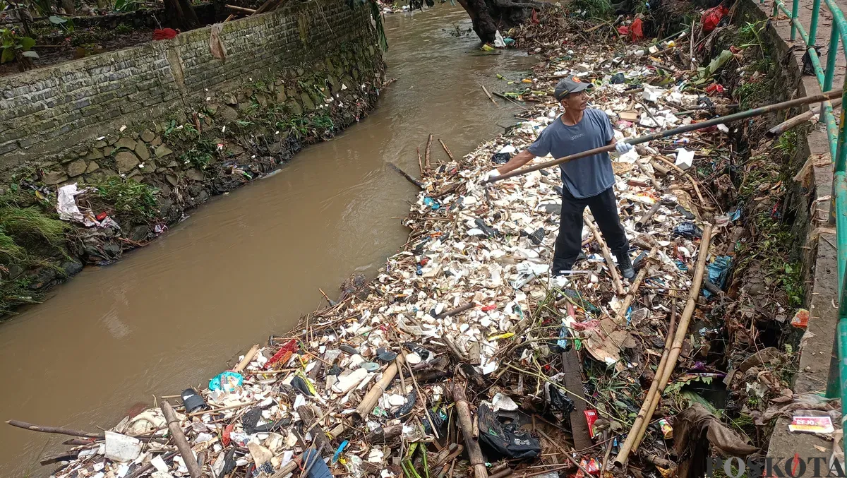 Tumpukan sampah di Kali Pesanggrahan, Bojonggede akibat hujan lebat yang terjadi beberapa hari terakhir. (Sumber: Poskota/Giffar Rivana)