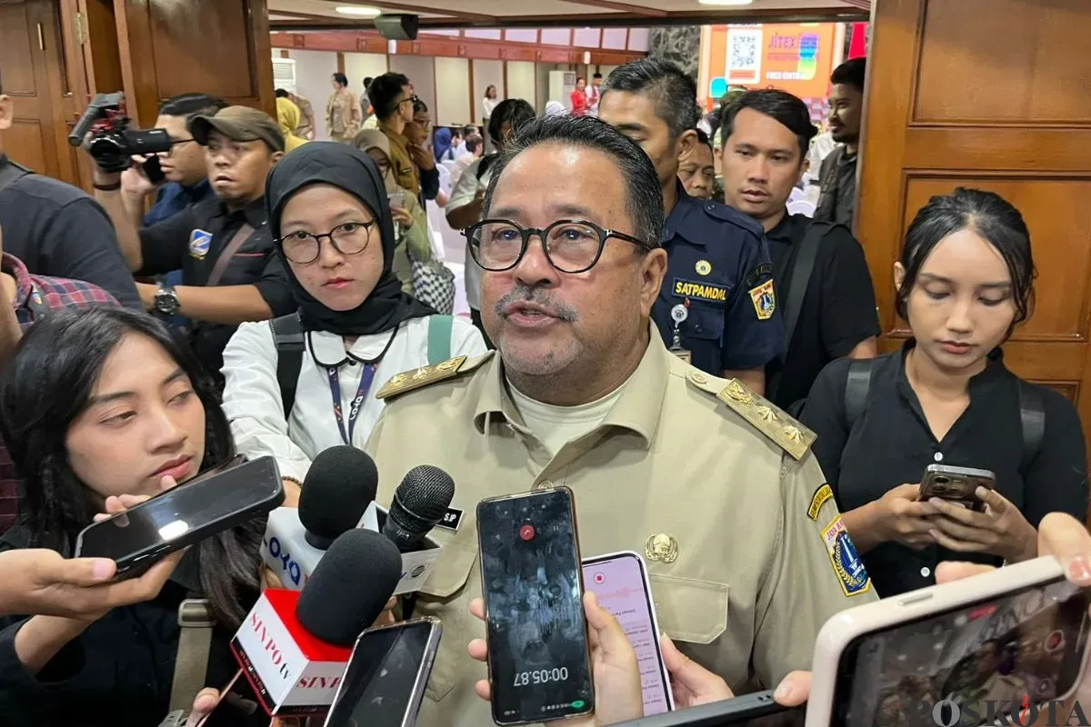 Wakil Gubernur Jakarta, Rano Karno saat menyampaikan pernyataan kepada awak media di Balai Kota Jakarta, Selasa, 12 Agustus 2025. (Sumber: Poskota/Muhammad Tegar Jihad)