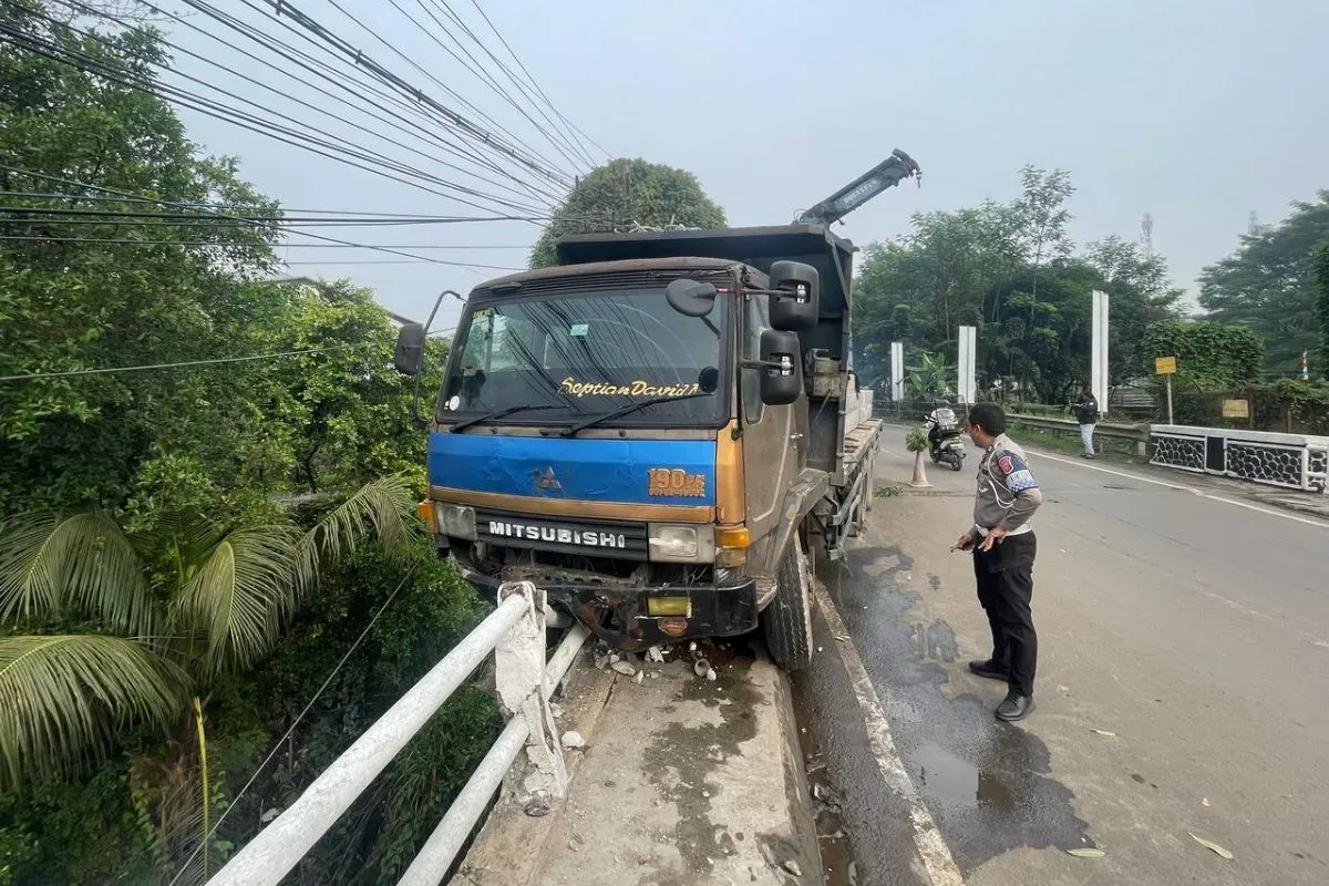 Truk tronton menabrak pagar jembatan di Jalan Raya Narogong, Kecamatan Gunung Putri, Kabupaten Bogor, Selasa, 12 Agustus 2025. (Sumber: Dok. Polres Bogor)